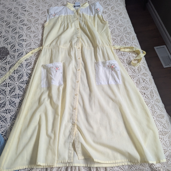 70's Vintage Yellow Flower Embroidered Button Sleeveless Dress Size 11 - Picture 5 of 11